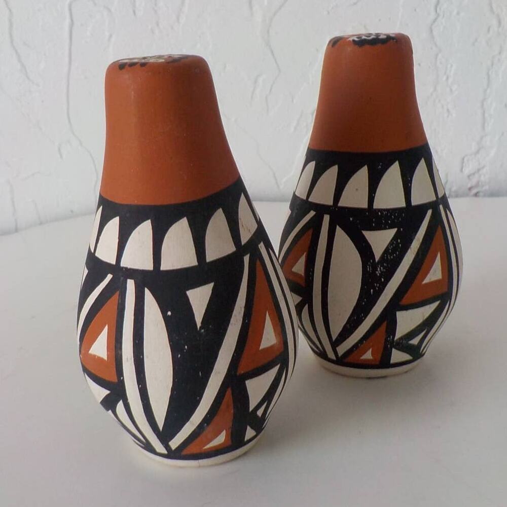 Vintage Brown White Clay Shakers Feliz Town New Mexico 1985 Damage